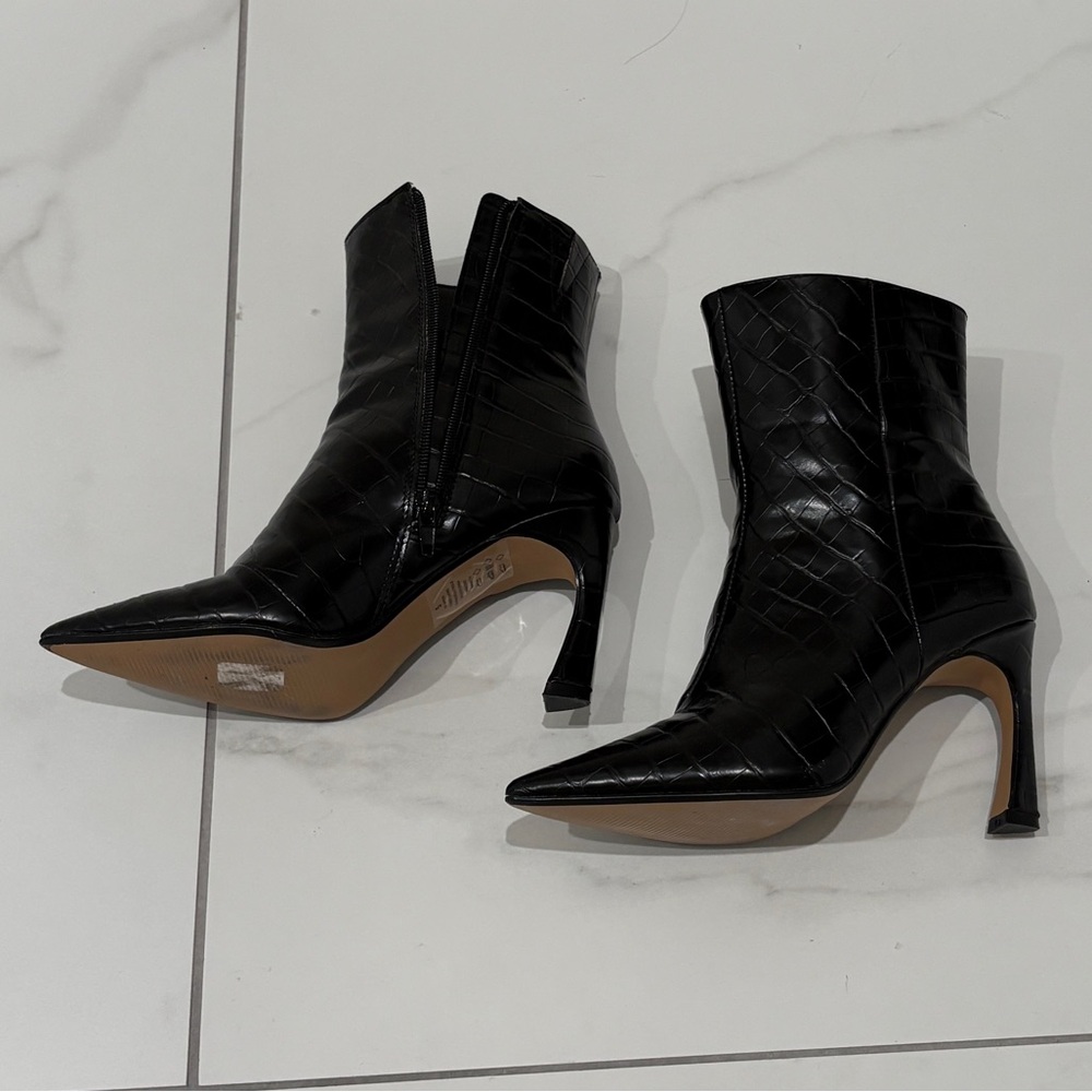 Express Women’s Black Quilted Ankle Boots Faux Leather Size 5 View 2
